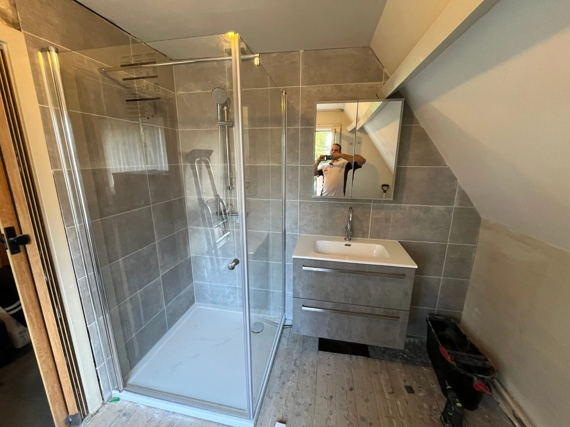 Douchecabine met strak tegelwerk na een badkamer renovatie Bergen op Zoom door D.J. Wolfram Techniek