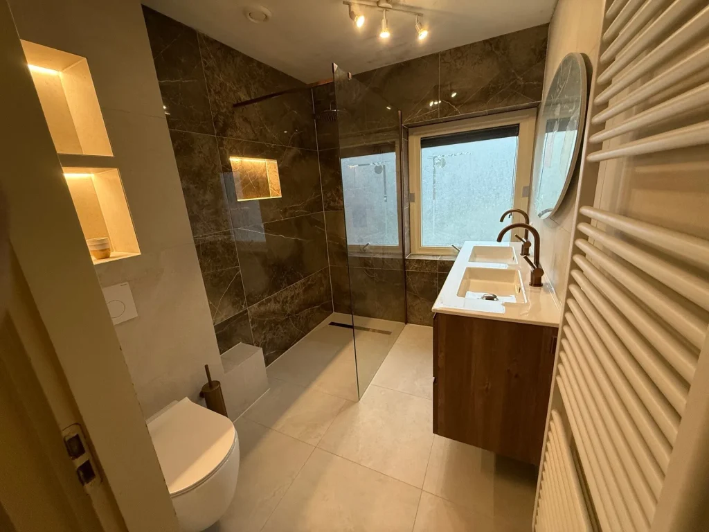 Badkamer met verlichte nissen