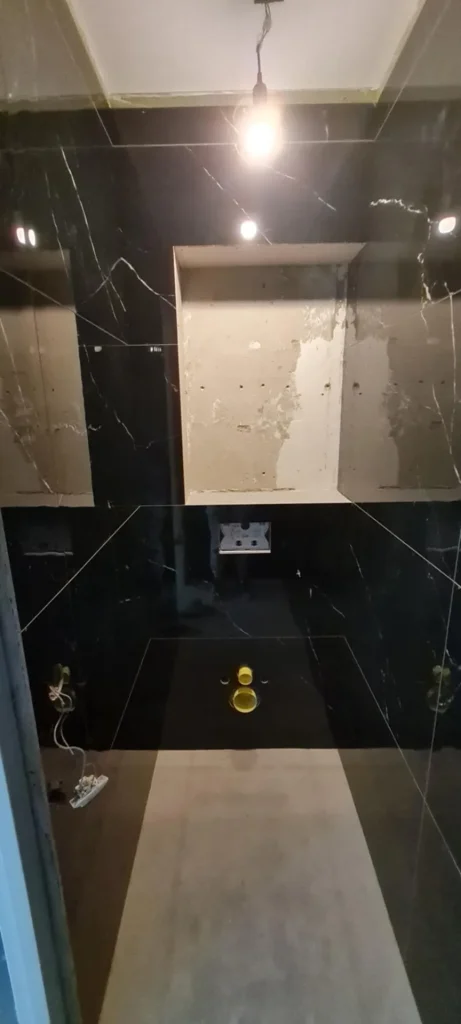 Badkamer in zwart marmer