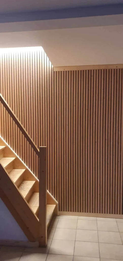 Houten trap met lattenwand