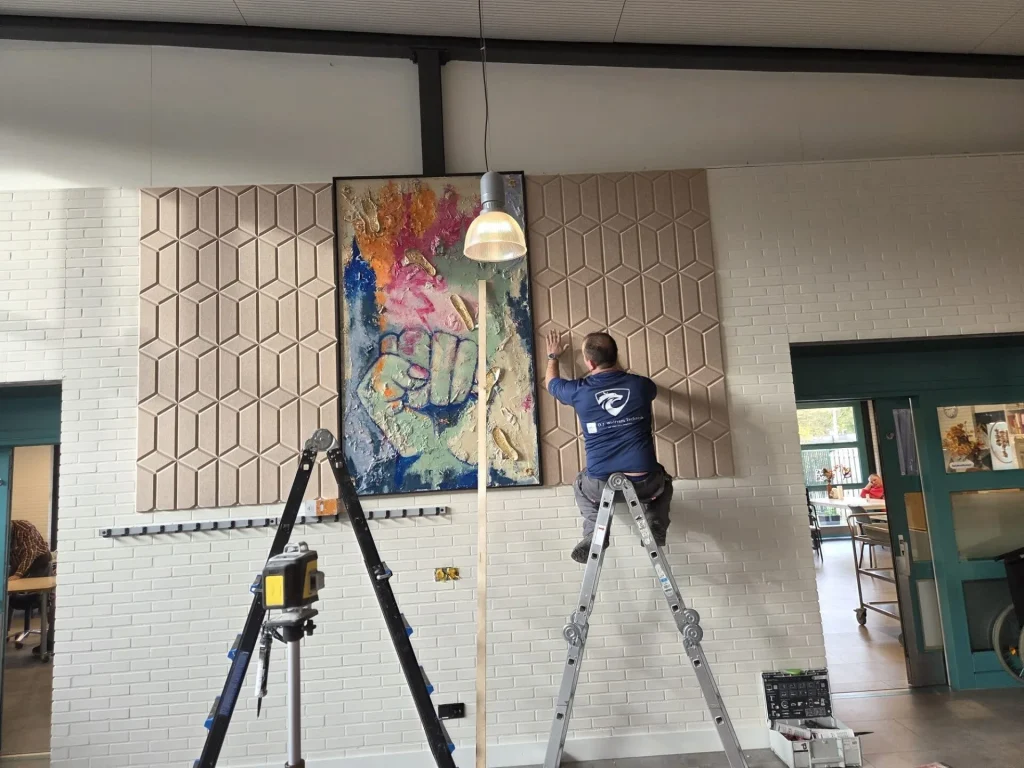 Vakman monteert wandpanelen