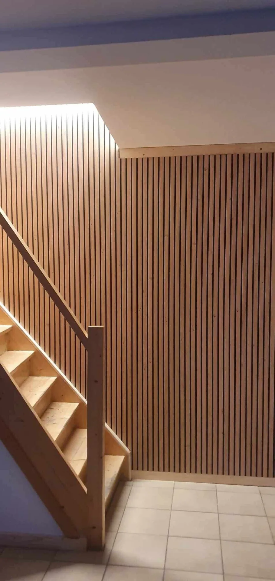 Houten trap met lattenwand, timmerwerk door timmerman Roosendaal D.J. Wolfram Techniek