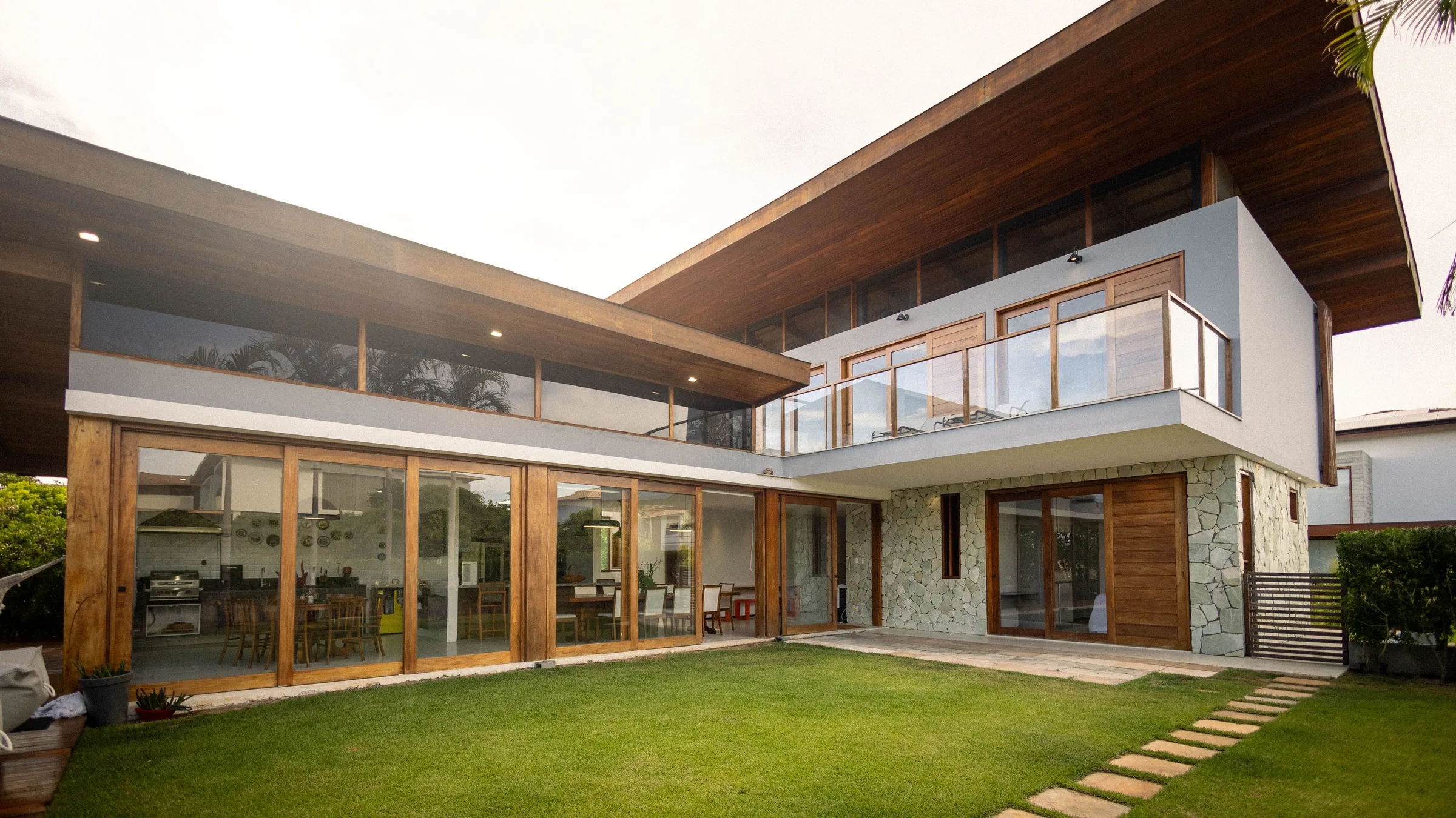 Moderne woning met grote glazen puien